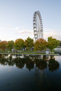 Montreal 'in eski limanında gün batımında büyük tekerlek.