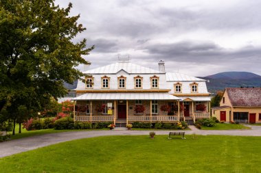 Quebec, Kanada 'daki Orlean Adası' nda güzel ve renkli bir ev. Kimse.