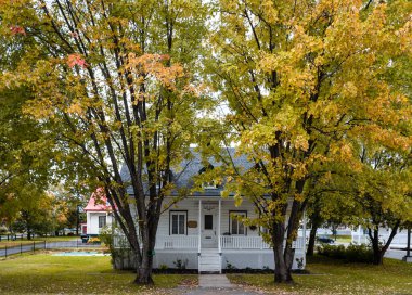 Quebec, Kanada 'daki Orlean Adası' nda güzel ve renkli bir ev. Kimse.