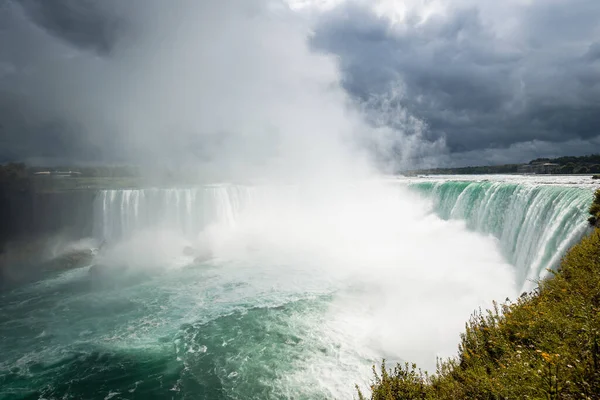 Vista Las Cataratas Del Niágara Desde Canadá Clima Nublado Pero — Foto de Stock