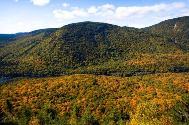 Jacques Cartier, Quebec, Kanada 'nın ulusal parkındaki dağların panoramik manzarası. Sonbahar renkleri, kimse