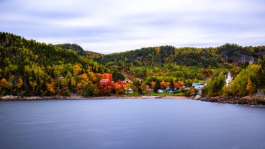 Quebec 'teki Sainte Rose du Nord köyünün göl manzarası. Sonbahar zamanı, uzun pozlama.