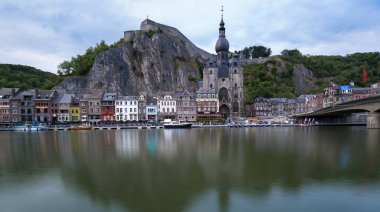 Dinant, Belçika 20 Temmuz 2018: Dinant, Belçika 'nın uzun süreli gündüz görüşü. Yatay