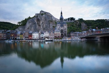 Dinant, Belçika 20 Temmuz 2018: Dinant, Belçika 'nın uzun süreli gündüz görüşü. Yatay