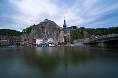 Dinant, Belçika 20 Temmuz 2018: Dinant, Belçika 'nın uzun süreli gündüz görüşü. Yatay