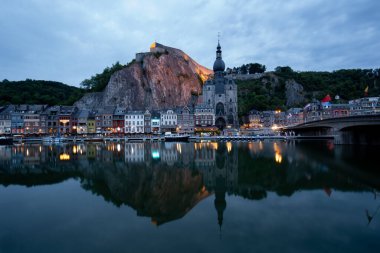 Dinant, Belçika 20 Temmuz 2018: Dinant, Belçika 'nın alacakaranlık görüntüsü. Yatay