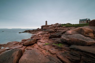 Ploumanach deniz fenerinin büyük kırmızı taşlı uzun pozlama manzarası