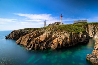 Fransa 'nın Bretagne kentindeki Pointe de Saint Mathieu kaya ve deniz fenerinin uzun pozlama manzarası. Gün ışığı