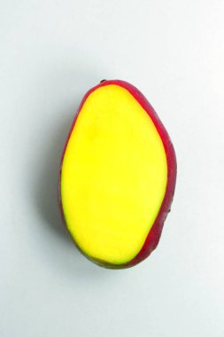 Mango yarım üzerinde beyaz zemin. Tropikal meyve