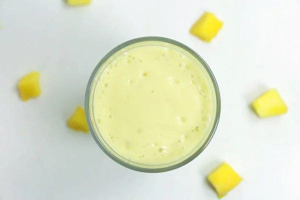 Ein Glas Mango Smoothie Auf Weißem Hintergrund — Stockfoto