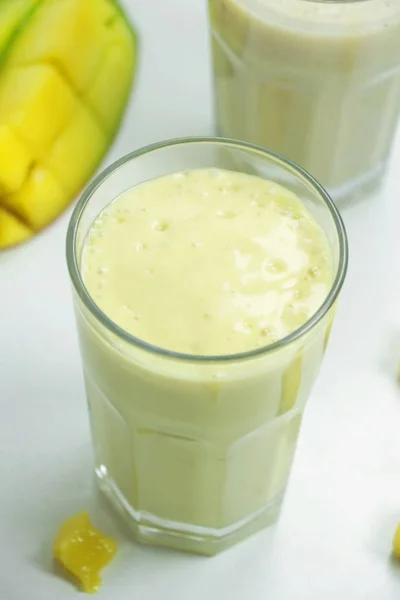 Mango smoothie beyaz zemin üzerine bir bardak