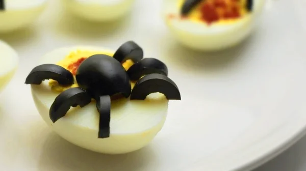 Delived yumurta zeytin örümcekler beyaz tabakta ile zirveye yerleşti. Sağlıklı Cadılar Bayramı çanak