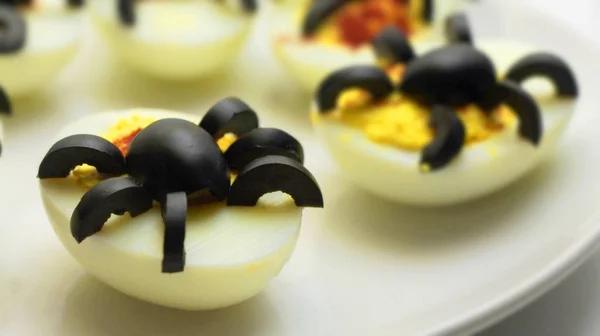 Delived yumurta zeytin örümcekler beyaz tabakta ile zirveye yerleşti. Sağlıklı Cadılar Bayramı çanak