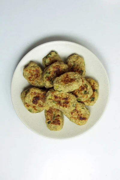 Beyaz bir arka plan üzerinde pişmiş patates kızartması. Üstten görünüm
