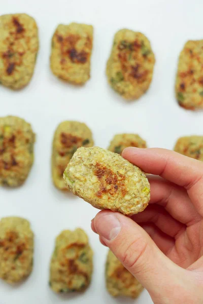 Beyaz bir arka plan üzerinde pişmiş patates kızartması. Üstten görünüm