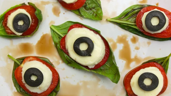 Salada Caprese Halloween Com Manjericão Mussarela Azeitonas Molho Balsâmico Fundo — Fotografia de Stock