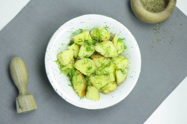 Taze dereotu ve petrol beyaz bir kase haşlanmış patates