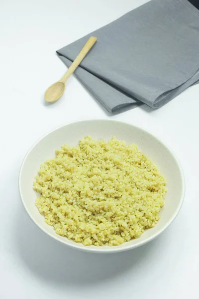 Beyaz arka plan üzerinde beyaz kase içinde Quinoa pişmiş