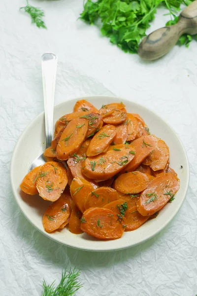 Вкусная Самодельная Морковь Маслом Укропом Белой Тарелке — стоковое фото