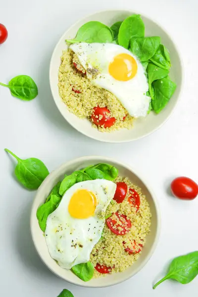 Micul Dejun Savuros Quinoa Spanac Roșii Ouă Prăjite Alimente Sănătoase — Fotografie, imagine de stoc