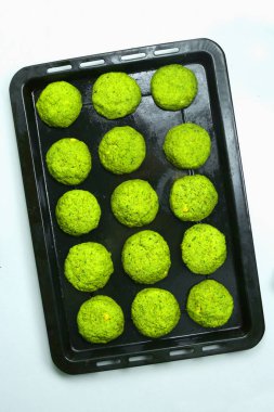 Fırın tepsisindeki sağlıklı pişmiş nohut falafel. Ulusal Arapça gıda. Evde yemek. Sağlıklı pişirme kavramı.