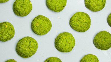 Beyaz bir arka plan üzerinde sağlıklı pişmiş nohut falafel. Ulusal Arapça gıda. Evde yemek. Sağlıklı pişirme kavramı.