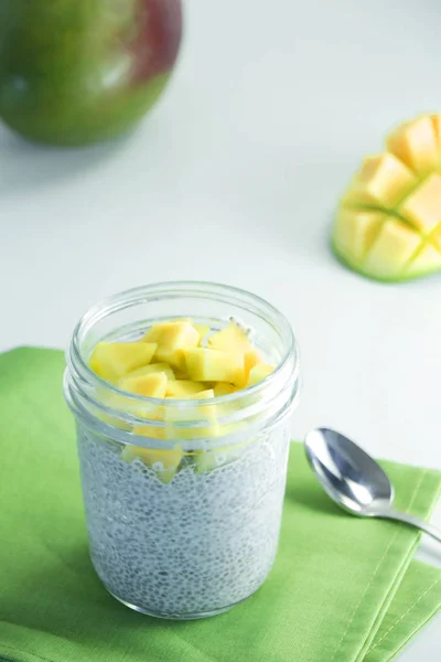  Hia puding ile mango bir cam kavanoza tohum. Sağlıklı gıda