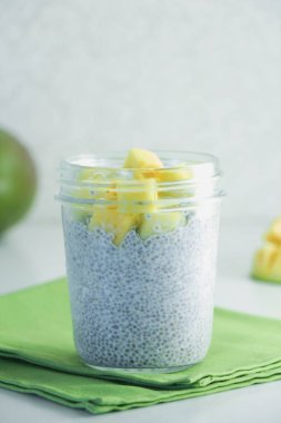 Chia tohum mango bir cam kavanoza pudingle. Sağlıklı gıda