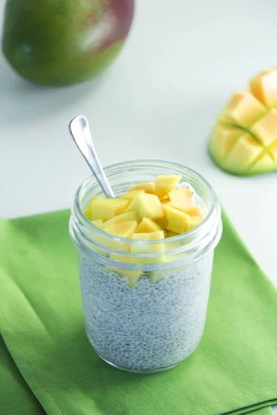 Chia tohum mango bir cam kavanoza pudingle. Sağlıklı gıda