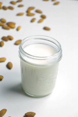 Badem sütü badem beyaz bir tablo ile. Bitki esaslı tarifi