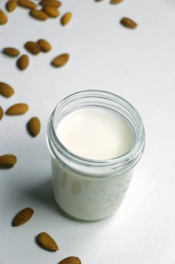 Badem sütü badem beyaz bir tablo ile. Bitki esaslı tarifi