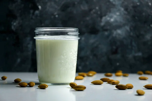 Mandelmilch Mit Mandeln Auf Einem Weißen Tisch Pflanzliches Rezept — Stockfoto