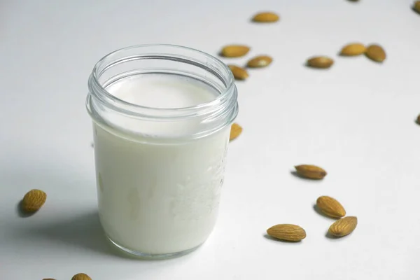 Mandelmilch Mit Mandeln Auf Einem Weißen Tisch Pflanzliches Rezept — Stockfoto