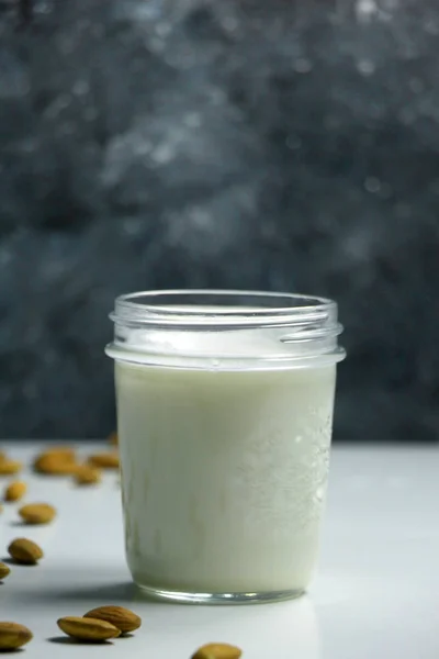 Mandelmilch Mit Mandeln Auf Einem Weißen Tisch Pflanzliches Rezept — Stockfoto