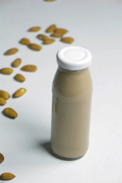 Bitki Kakaolu badem sütü dayalı. Sağlıklı vegan gıda