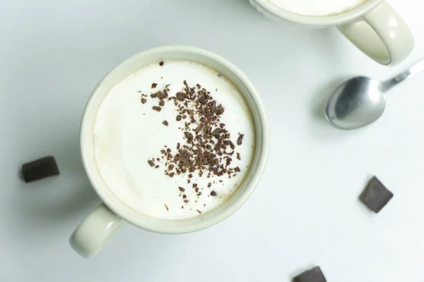 自制热巧克力饮料 上面有鲜奶油和磨碎的巧克力 在白色背景的白色杯子 — 图库照片