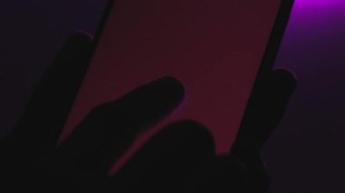 Akıllı ev aydınlatma teknolojisi. Renkli bir led aydınlatma kontrol. Bir telefon uygulama Smart teknolojisi ile ışık kontrol uzaktan.