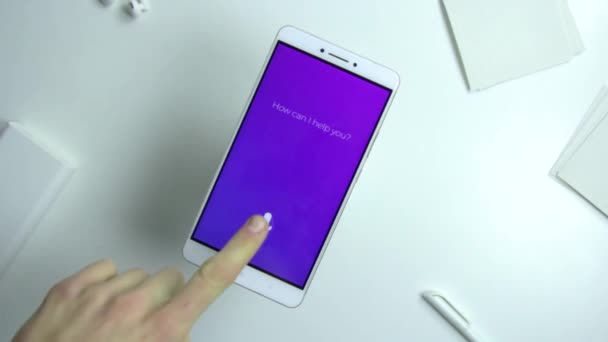 Akıllı Kişisel Asistan Beyaz Masa Üzerinde Smartphone Cep Telefonu Ile — Stok video