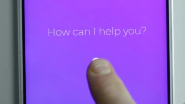 Akıllı kişisel asistan beyaz masa üzerinde Smartphone cep telefonu ile Office kullanan adam. Ses asistanı kavramı.