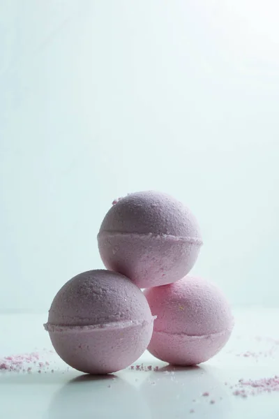 Естественные самодельные розовые бомбы для ванны на белом фоне. Природная косметика, SPA концепция . — стоковое фото