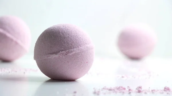 Beyaz arka planda banyo için doğal ev yapımı pembe bombalar. Doğal kozmetik, Spa konsepti.