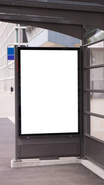 Puste białe makiety pionowe pole światła w przystanku autobusowym. Makiety Billboard. Plakat na ulicy w słoneczny dzień. — Zdjęcie stockowe