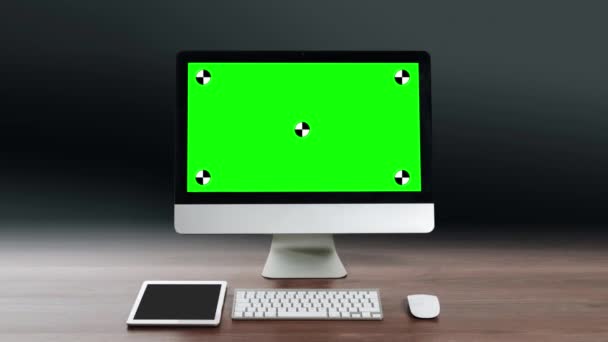 放大现代个人电脑与模拟绿色屏幕显示站在木桌子上的黑暗背景 带有跟踪标记的绿色屏幕 在屏幕上快速完全放大 — 图库视频影像