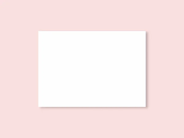 Kopya alanı ile pastel pembe arka plan üzerinde boş beyaz kağıt sayfası. Kopyalama alanı ile mockup.