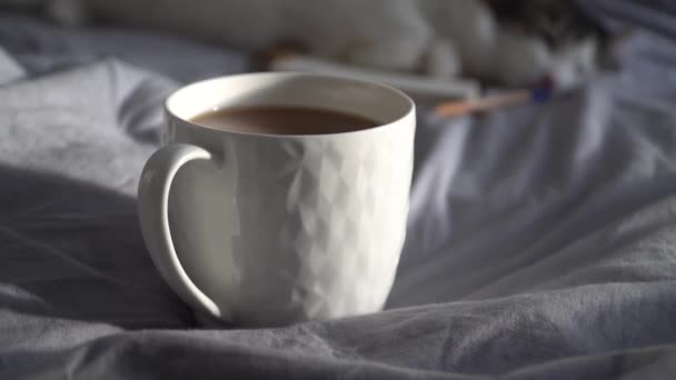 Warme Kop Koffie Met Notitieboekje Potlood Een Bed Gezellige Hygge — Stockvideo