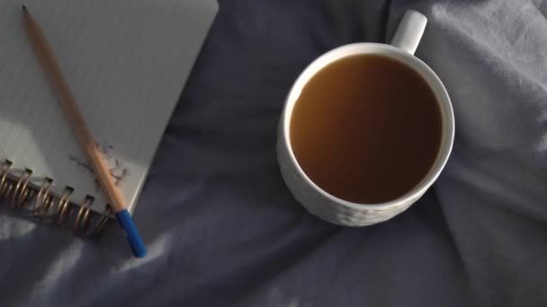 Tasse Chaude Café Avec Cahier Crayon Sur Lit Hygge Confortable — Video