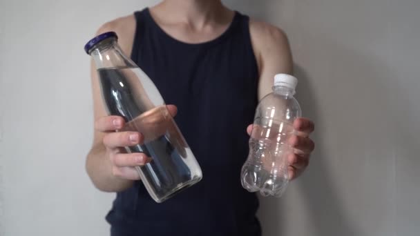 Null Abfall Konzept Mann Wählt Glasflasche Statt Plastikflasche Grünes Und — Stockvideo