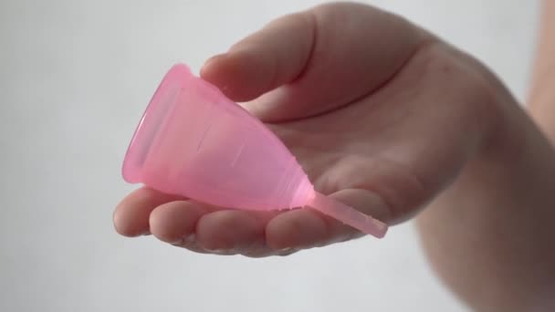 Zbliżenie Młodej Kobiety Ręka Trzyma Wielokrotnego Użytku Silikonowy Kubek Miesiączkowy — Wideo stockowe
