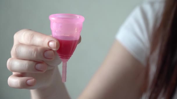 Zbliżenie Młodej Kobiety Ręka Trzyma Wielokrotnego Użytku Silikonowy Kubek Menstruacyjny — Wideo stockowe