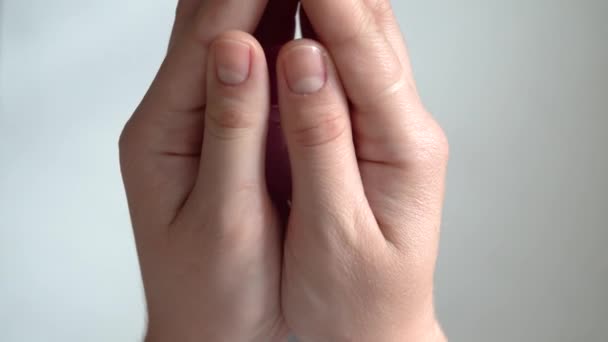 Närbild Ung Kvinna Händer Håller Återanvändbara Silikon Menstruations Cupen Noll — Stockvideo